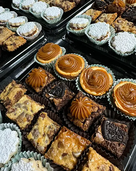 Bandeja surtida de brownies, alfajores y bites de manjar